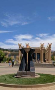 statue